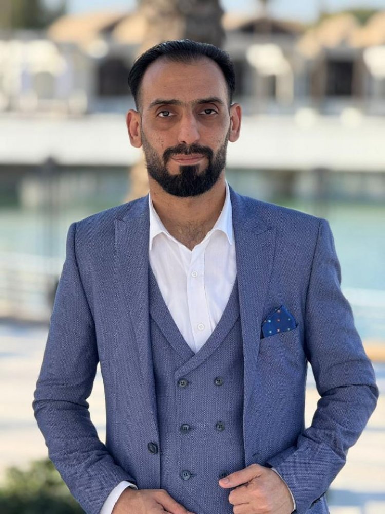 نبذة عن الكاتب والشاعر احمد عادل